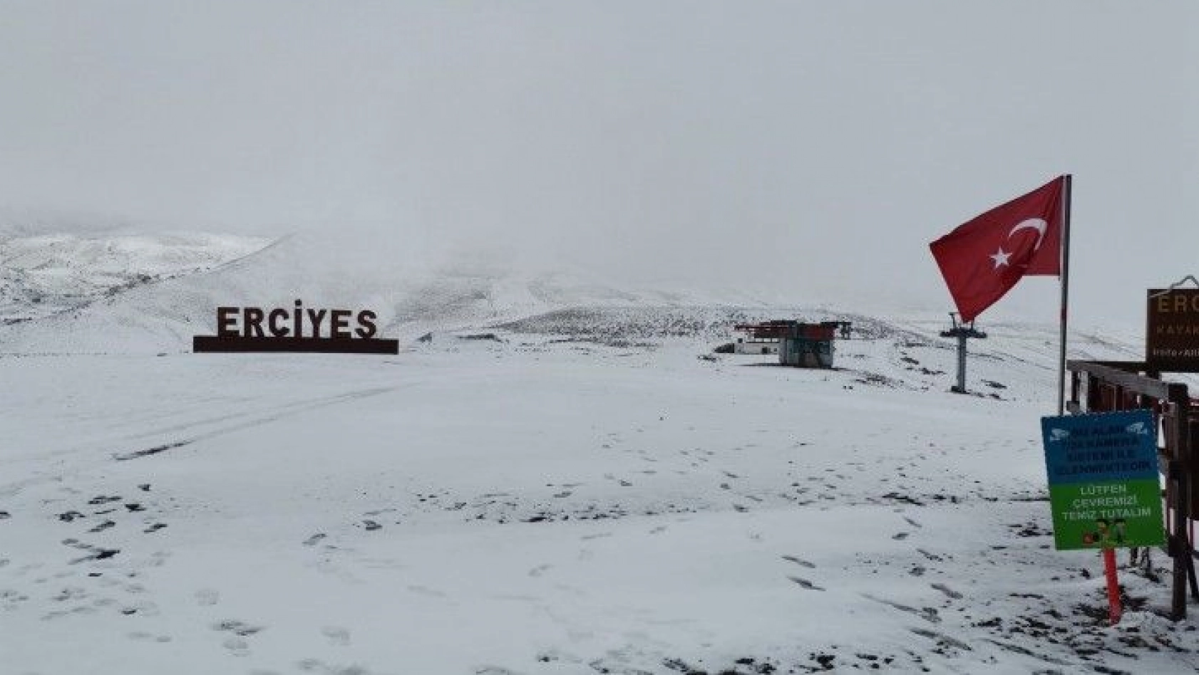 Kayseri'de sezonun ilk kardan adamı Erciyes'te yapıldı