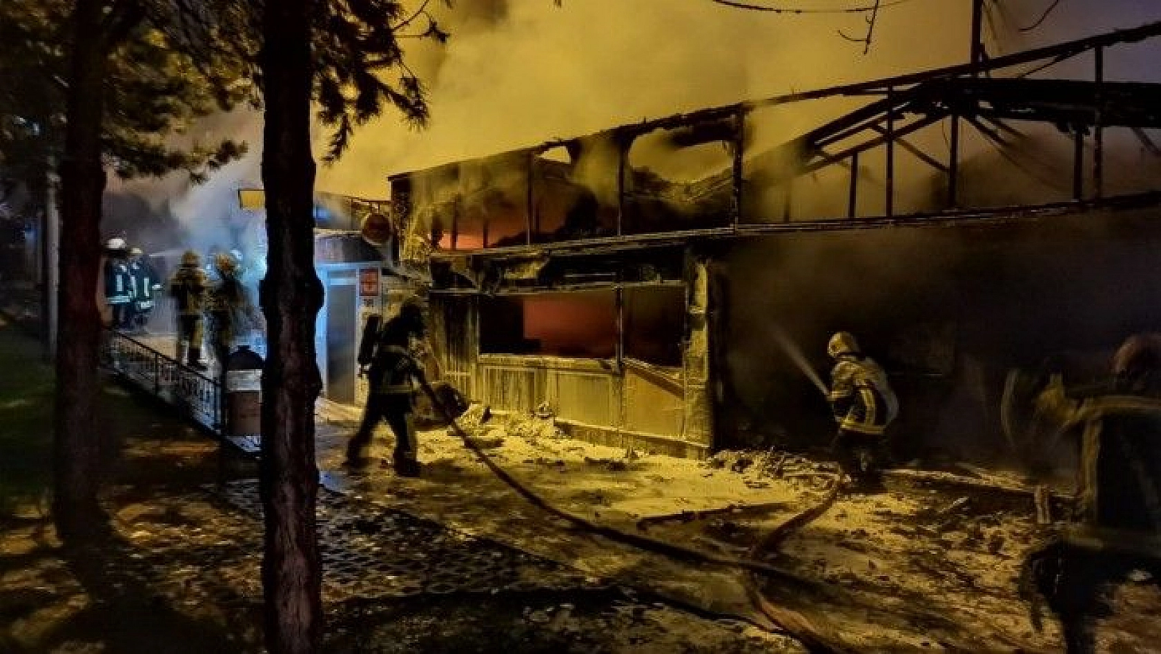 Kayseri'de yangın: 3 dükkan küle döndü