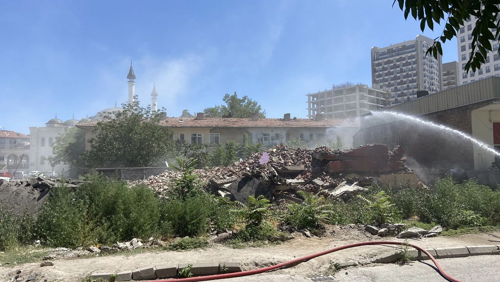 Sahabiye'de metruk binalar yıkılıyor