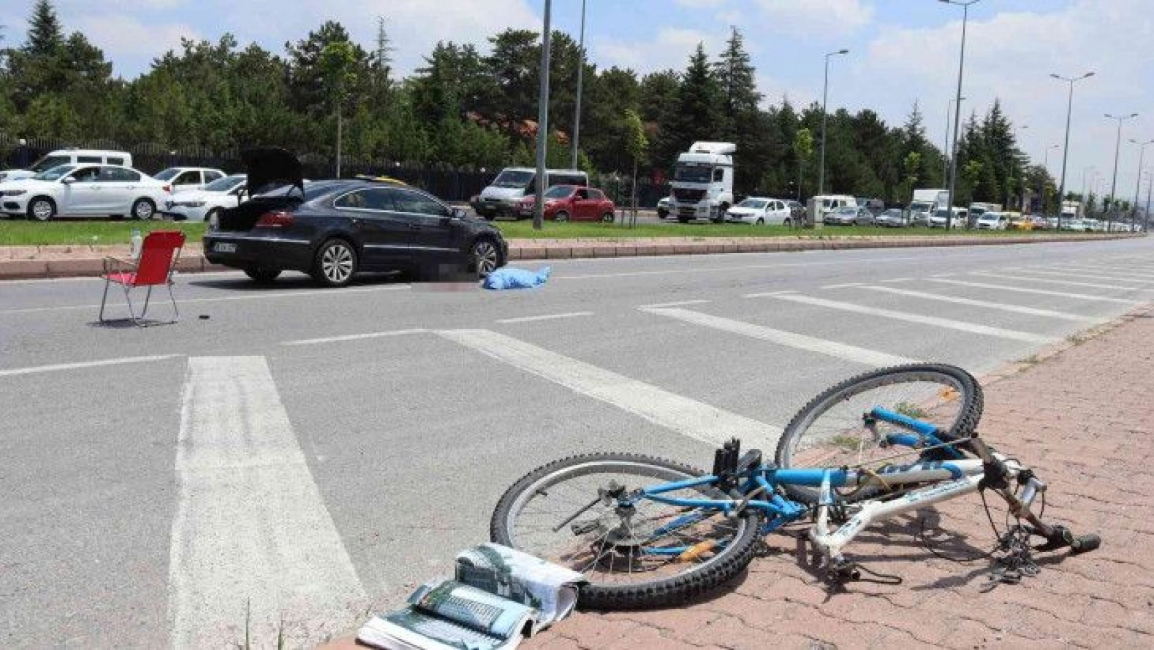 Kayseri'de feci kaza, otomobil çarptığı bisikletliyi 50 metre sürükledi