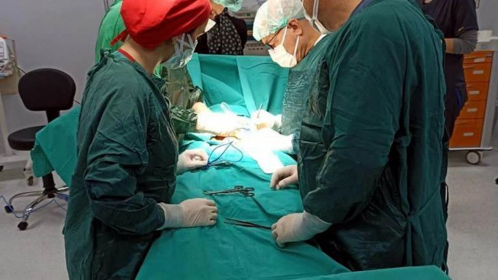Milletvekili Tamer Develi Devlet Hastanesi'nde ilk ameliyatı yaptı