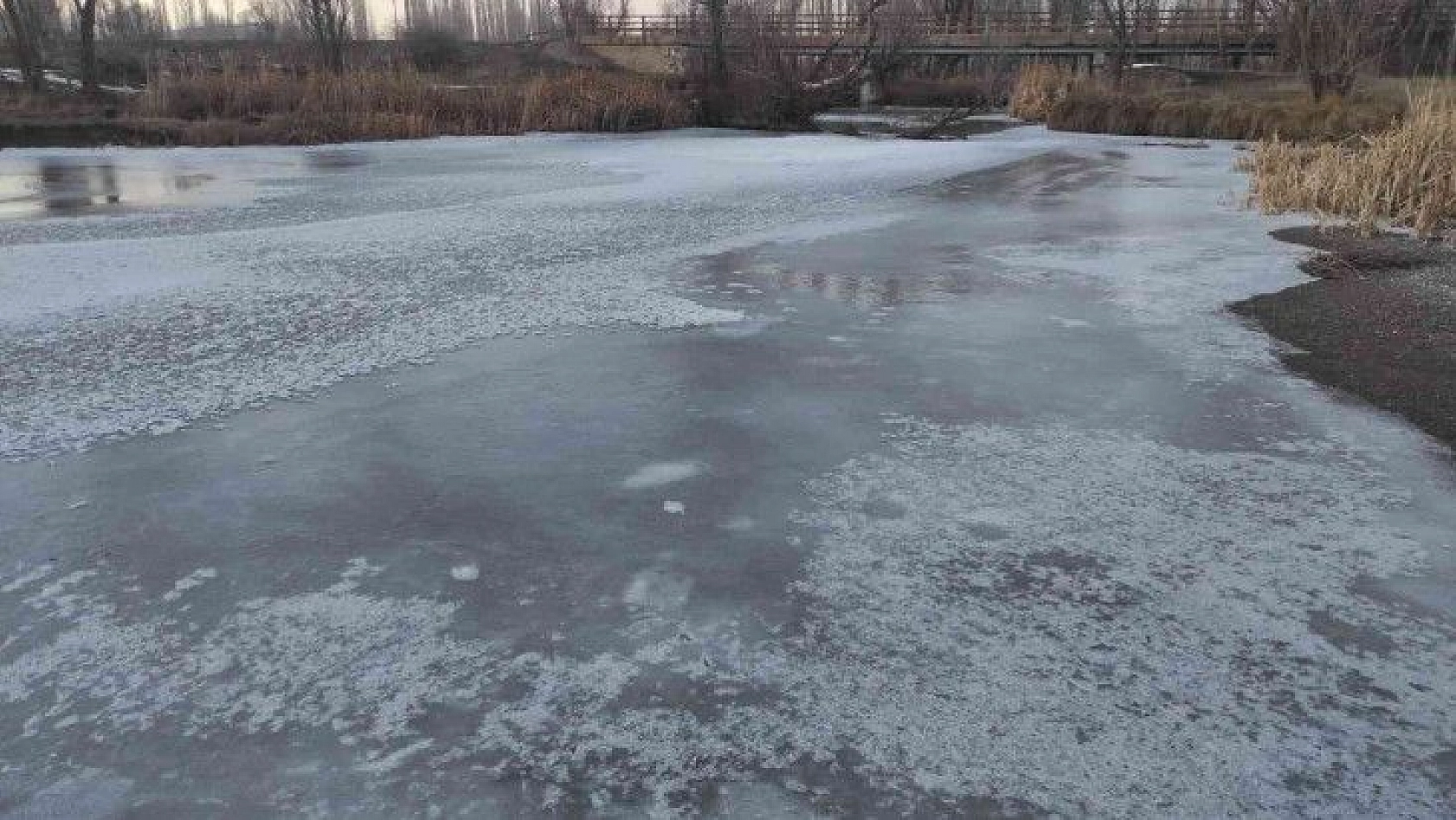 Zamantı Irmağı buz tuttu
