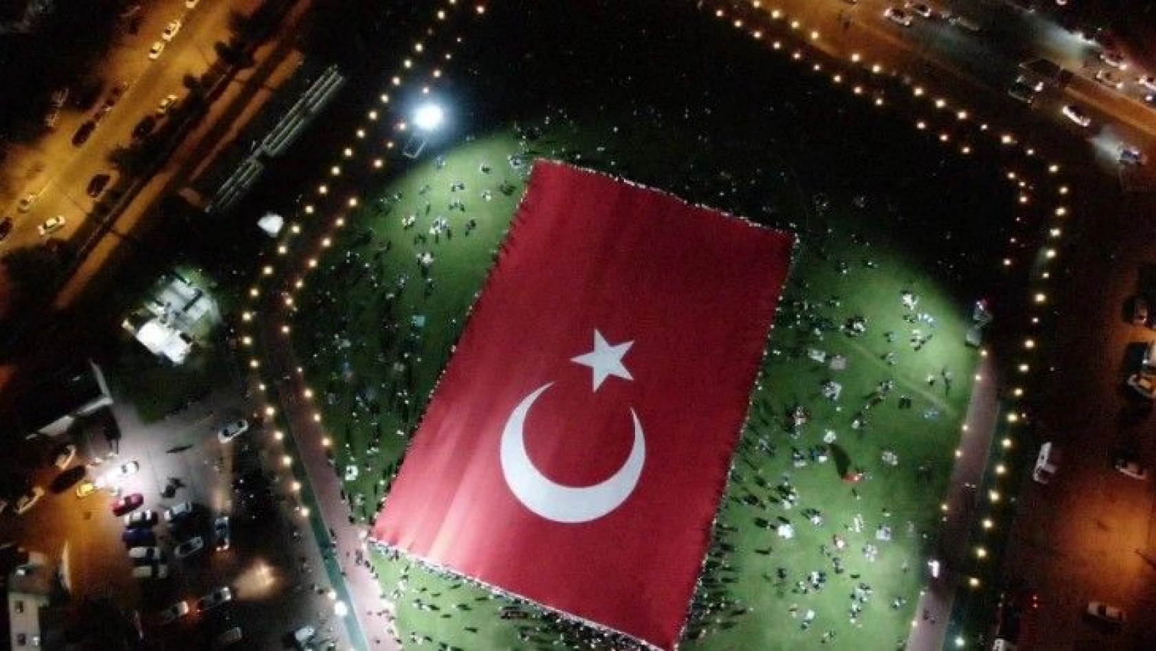 Dünyanın en büyük Türk bayrağı açıldı