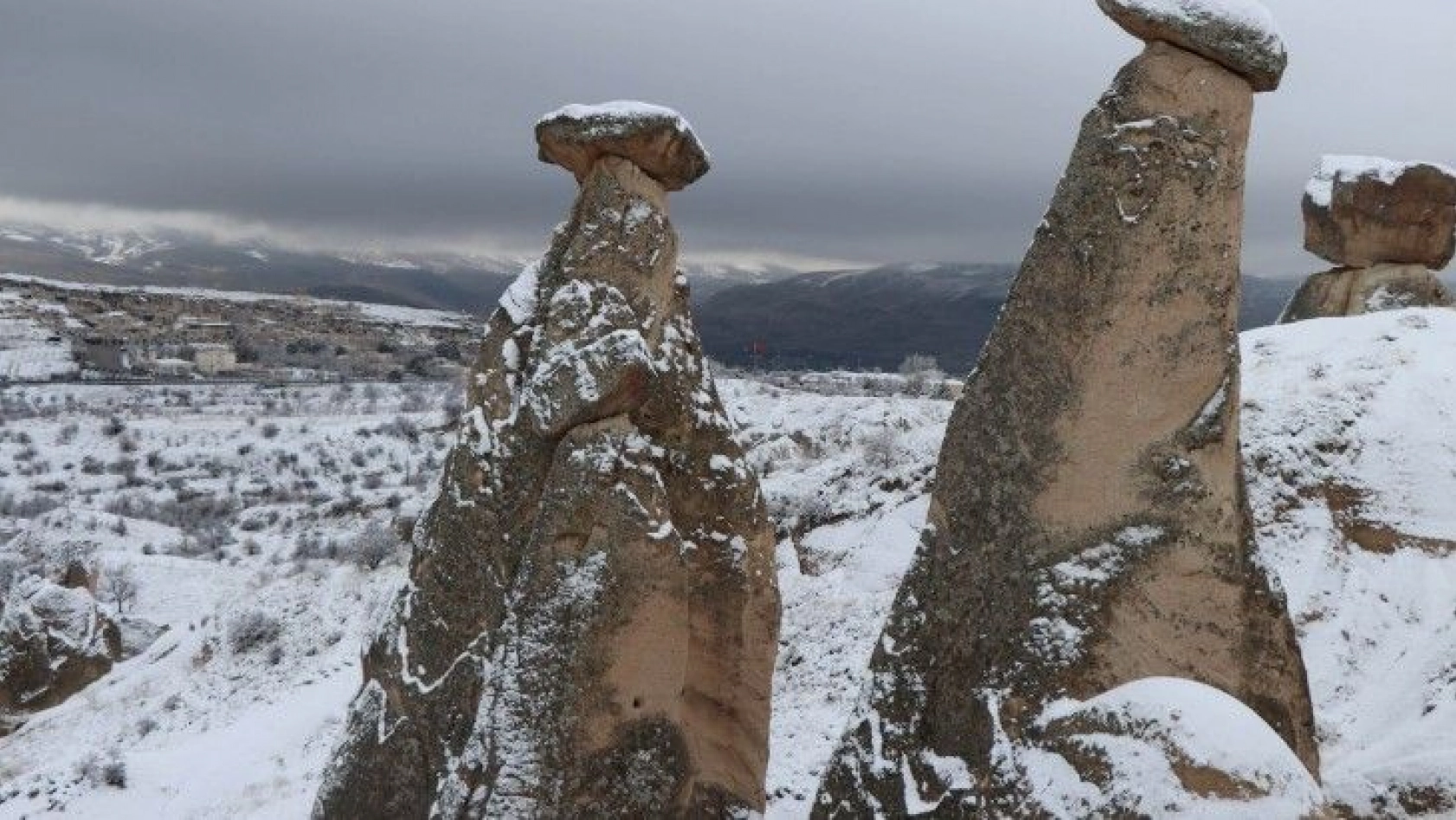 Kapadokya'da mevsimsel farklılık aynı noktadan çekilen fotoğrafa yansıdı