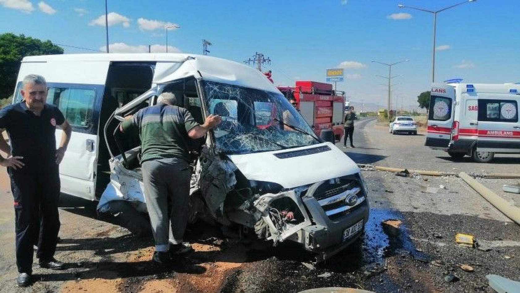 Kayseri'de minibüs aydınlatma direğine çarptı: Yaralılar var...