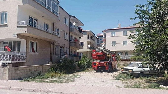 Evde mahsur kalan engelli çocuğu itfaiye kurtardı
