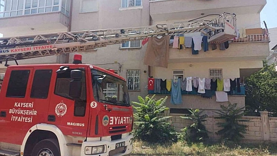 Evde mahsur kalan engelli çocuğu itfaiye kurtardı
