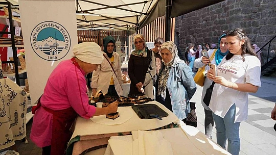 Kayseri Altın Eller Geleneksel El Sanatları Festivali'ne yoğun ilgi