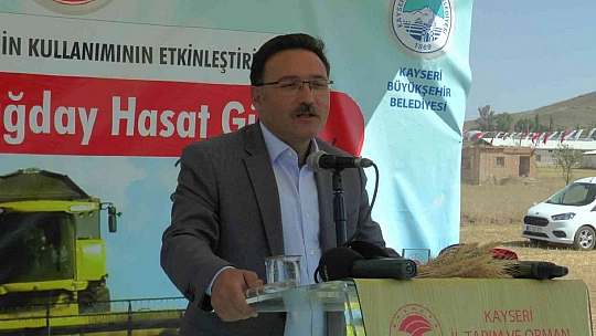 Vali ve başkan yazlık buğday hasadı yaptı
