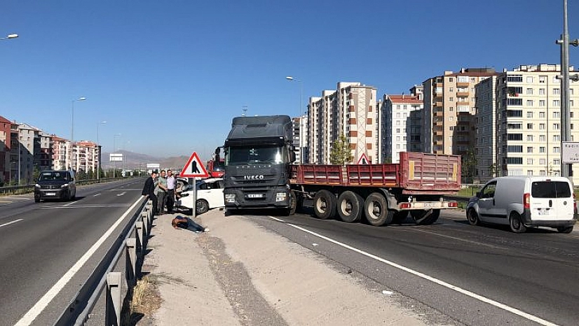 Otomobile tır çarpıştı: 2 yaralı