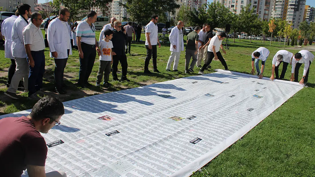 16 bin çocuğun ismi Kayseri’de açılan dev pankartta yaşatıldı