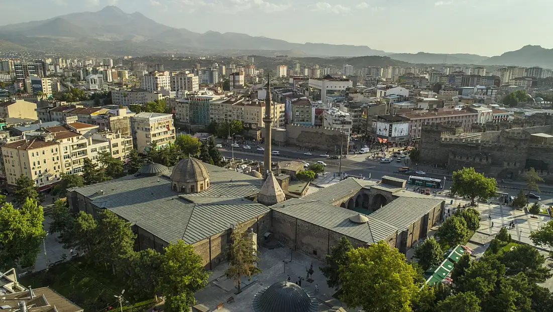25 Eylül Cuma Hutbesi:İslam’ı güzel ahlak, güler yüz ve doğru sözle anlatma sorumluluğu