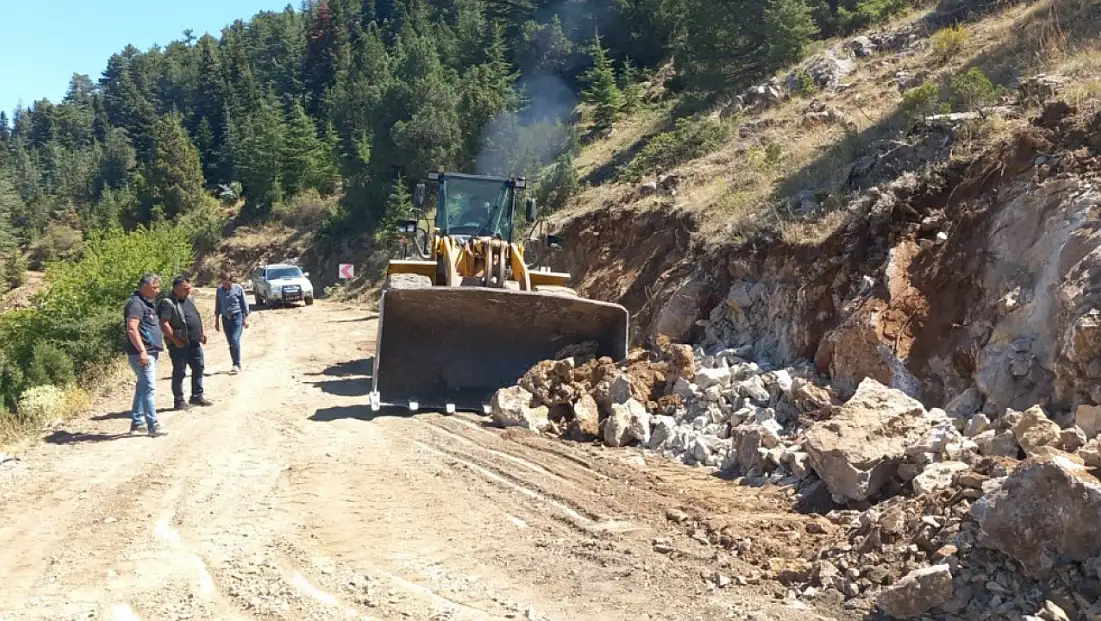 54 iş makinesi, 60 personelle Develi’nin önemli bağlantı yolunda hummalı çalışma