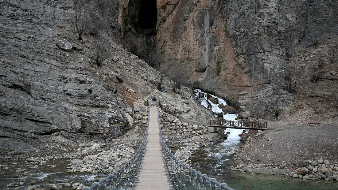 55 metrelik asma köprüyle şelalenin kalbine yolculuk