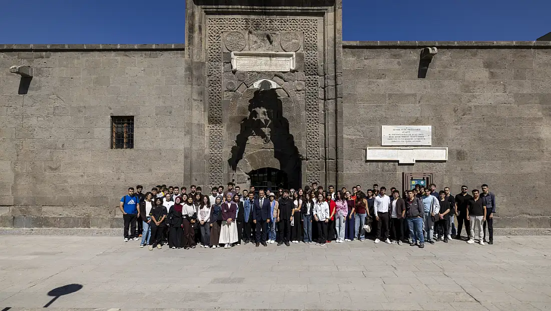 800 yıllık şifahanede ilk ders: Genç hekim adayları tarihle buluştu!