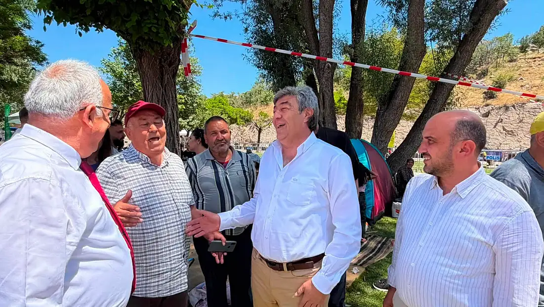 AK Partili vekil pazar günü dert dinledi, not aldı!