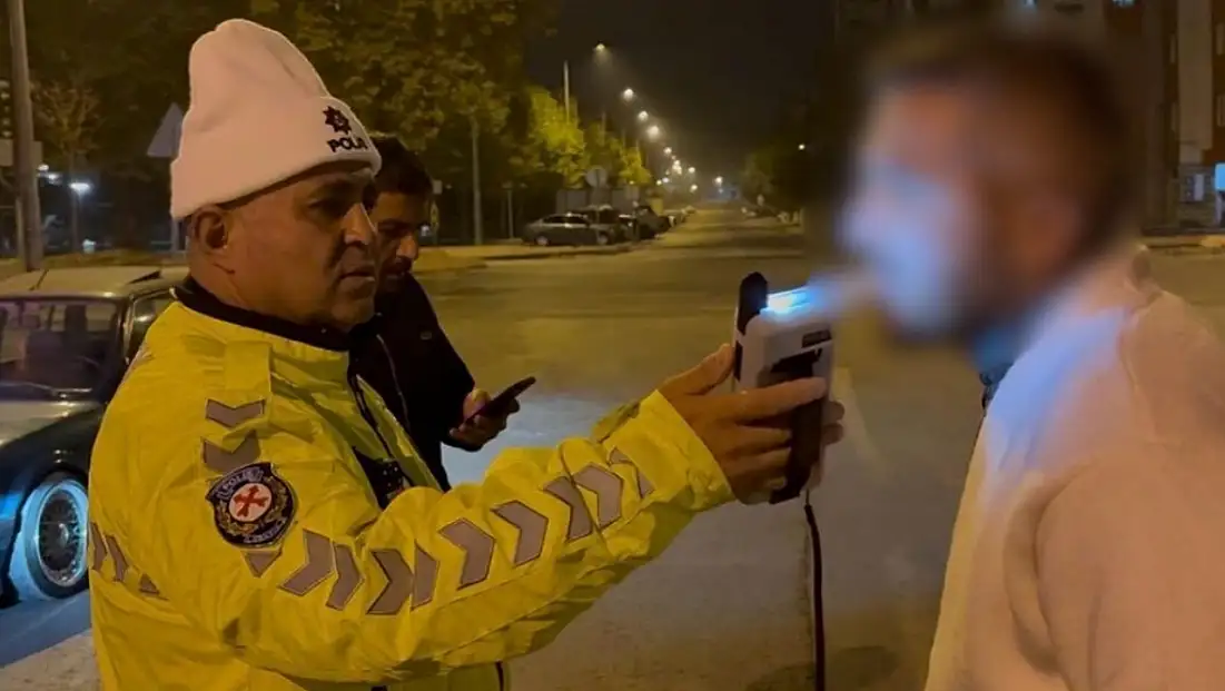 Alkollü sürücü polisle pazarlık yaptı: 'Kemerden ceza yaz'