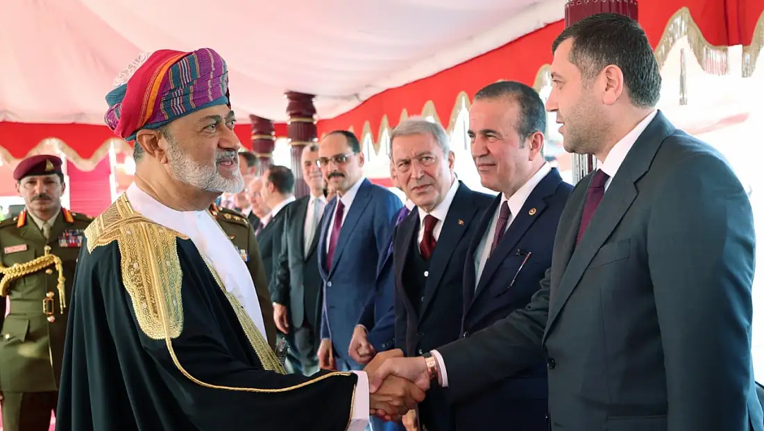 Baki Ersoy’la tokalaşan Umman Sultanı’nın Ali Çamlı’ya şaşırtan benzerliği