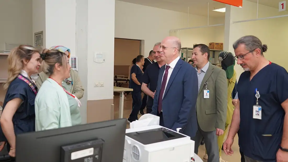 Başhekimden hastalara anlamlı ziyaret: Çikolata ile odaları gezdi