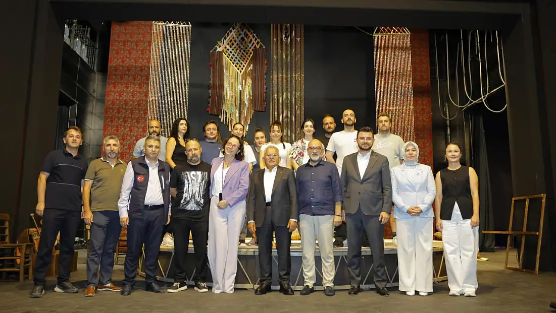 Başkan Büyükkılıç Kayseri Devlet Tiyatrosu'nu ziyaret etti!