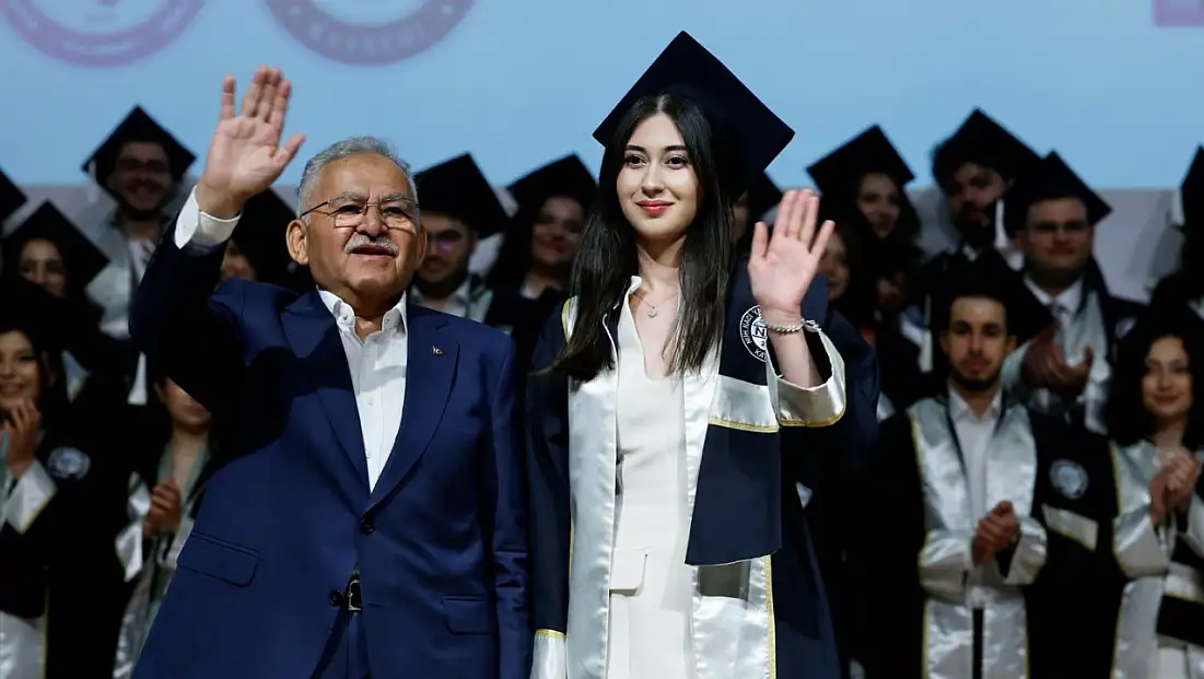Başkan Büyükkılıç yeni mezunların diploma heyecanına ortak oldu!