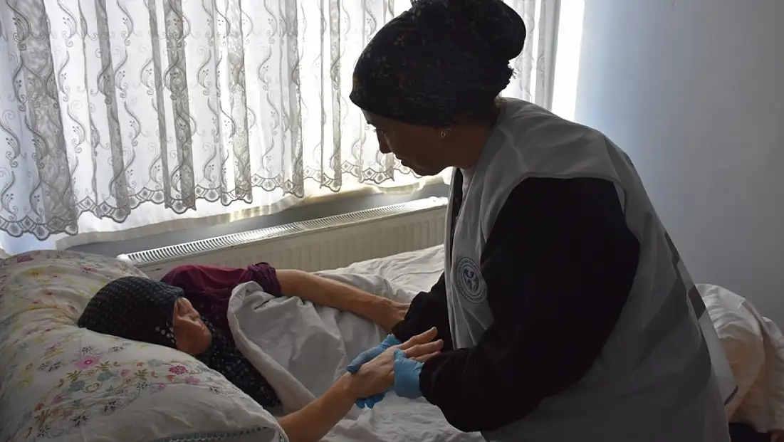 Yatağa bağımlı vatandaşlara şefkat eli