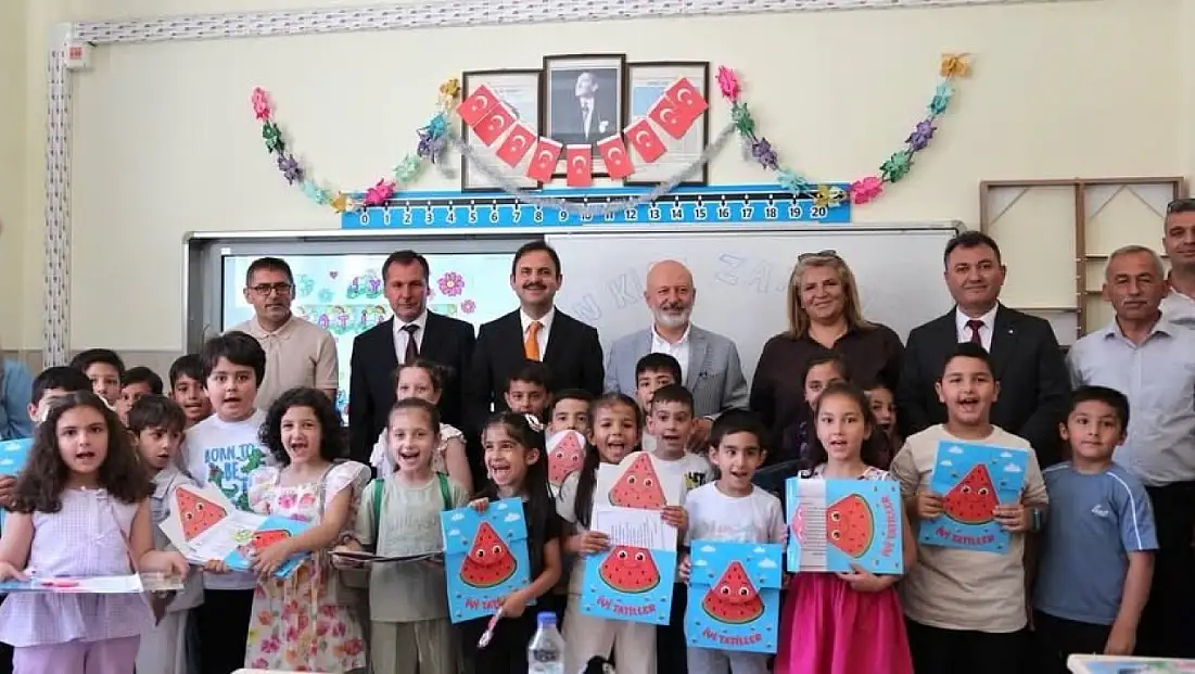 Çocuklar karneyi Başkan'dan aldı!