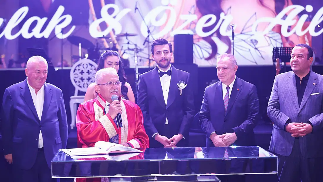 Başkan oğlunu evlendirdi!