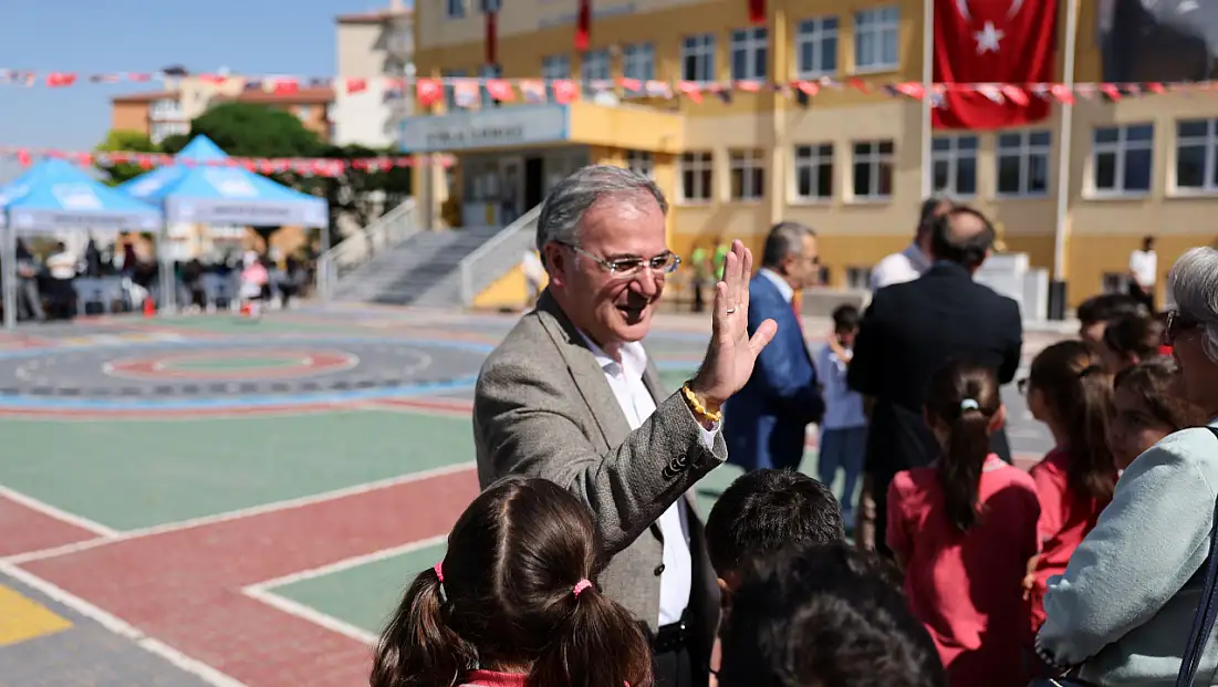 Başkan Özdoğan okul ziyaretinde öğrencilerle bir araya geldi