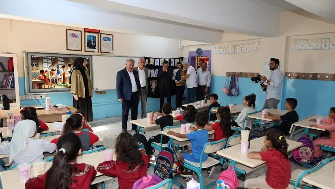 Başkan Palancıoğlu okulları ziyaret etti: Çocuklara özel sürpriz