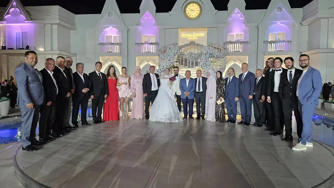 Siyaset ve iş dünyası düğünde buluştu! Başkanın oğlu evlendi