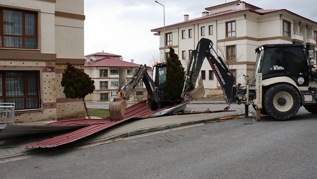 Binaların çatıları kağıt gibi savruldu! Belediye, 'dışarı çıkmayın'