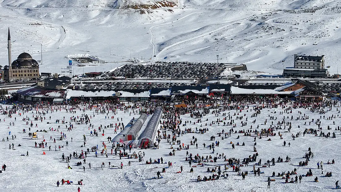 Binlerce turist zirveye akın etti