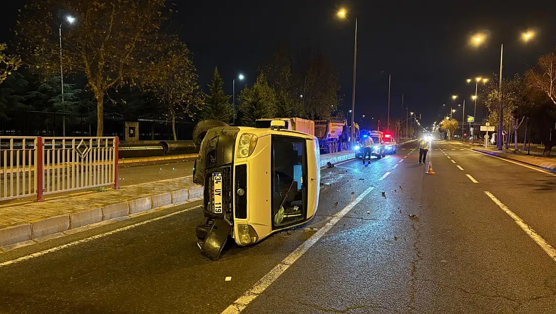 Bir anda yola fırladı: Araç hakimiyetini kaybedip yan yattı
