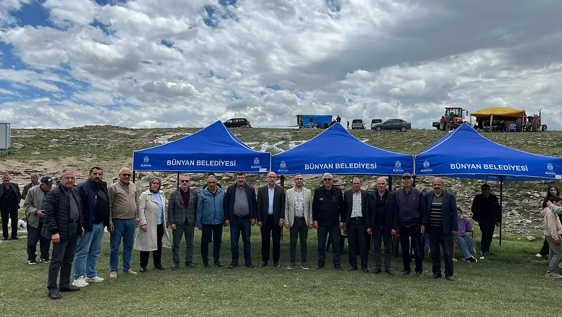 Bünyan’da bir araya gelen kalabalık dikkat çekti