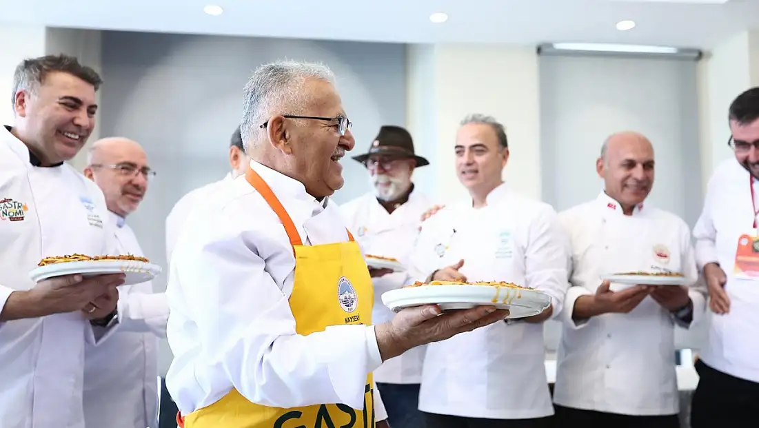 Büyükkılıç mutfağa girdi: Ünlü şeflerle bakın ne yaptı