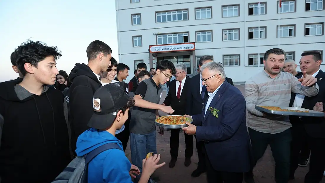 Büyükkılıç’tan gençlere tatlı sürpriz!