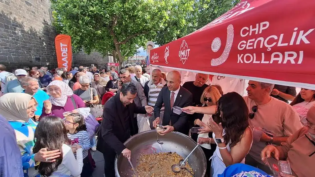 CHP, Cumhuriyet Meydanı'nda aşure dağıttı!