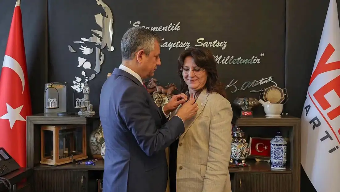 CHP İl Başkanı’ndan dikkat çeken iddia: Rozet taktı ama istifa etmedi!