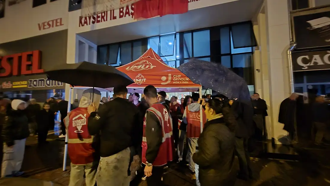 CHP'liler Kayseri'de il binasına akın etti. Gözbaşı: Bu kararı  tanımıyoruz