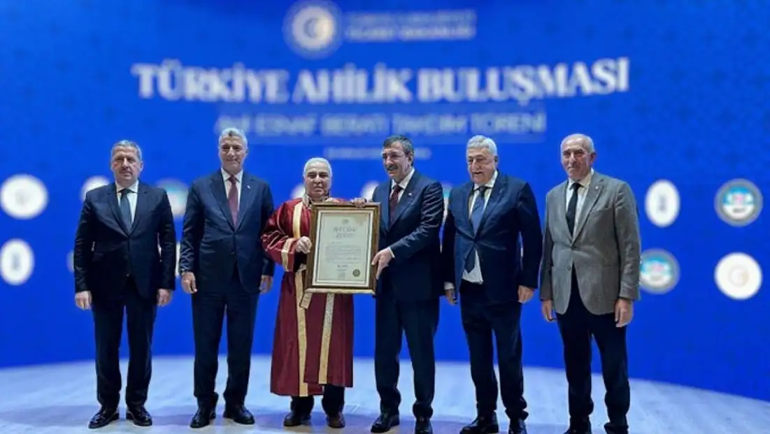 Cumhurbaşkanı Yardımcısı Yılmaz Kayserili isme bakın ne verdi?