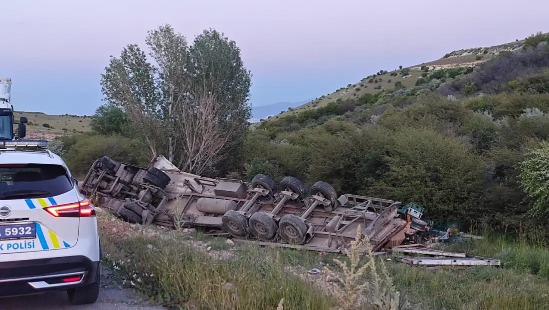 Ekmek yüklü TIR şarampole devrildi
