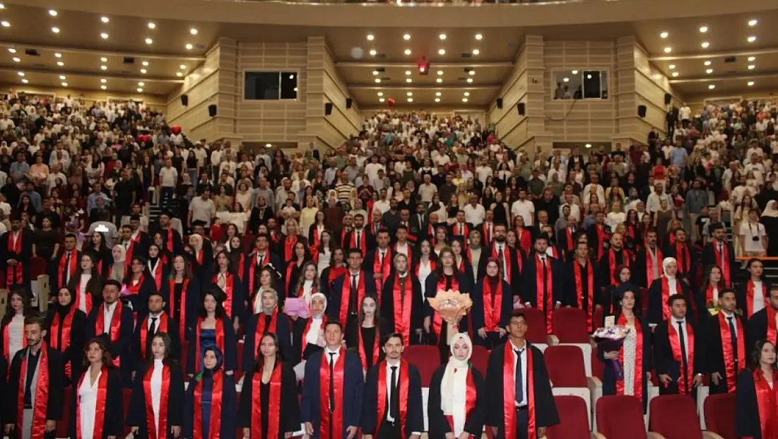 ERÜ Hukuk'ta mezuniyet heyecanı! 208 öğrenci kep attı