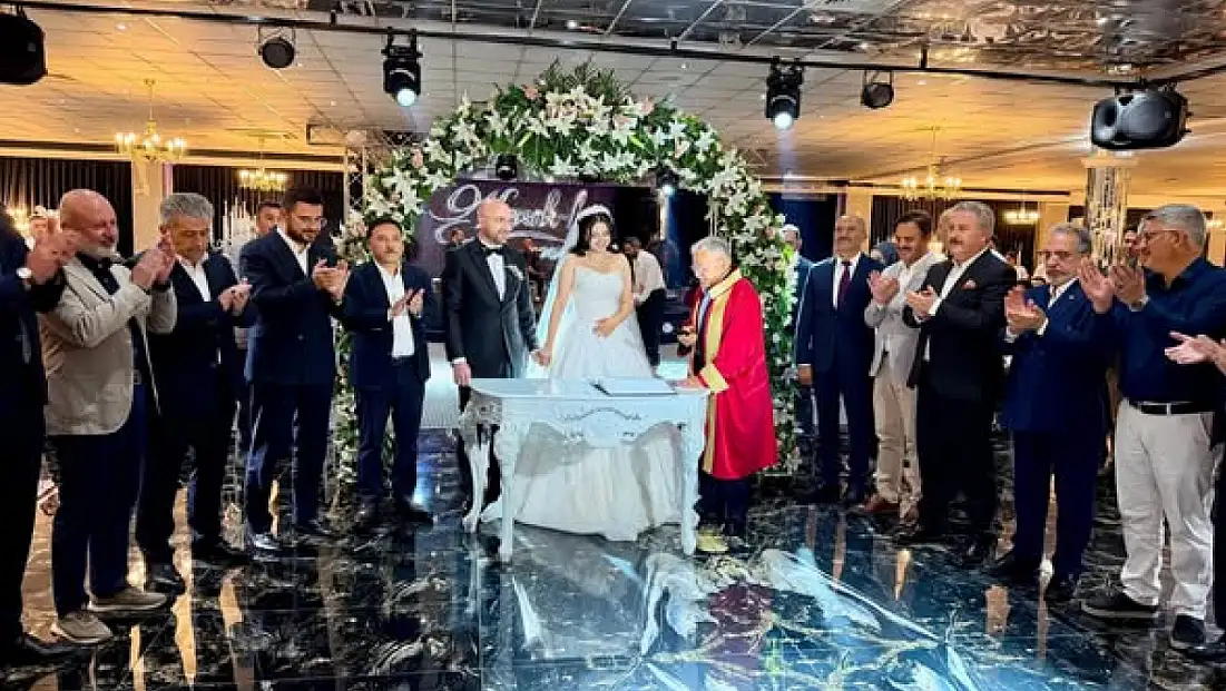 Eski başkanın oğlu evlendi! AK Partililer düğünde buluştu