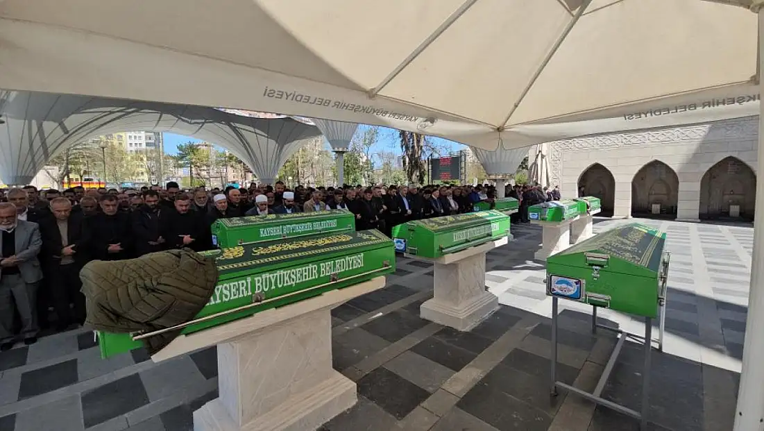 Fabrikasının öldürülen müdürünü omuzlarında taşıdı