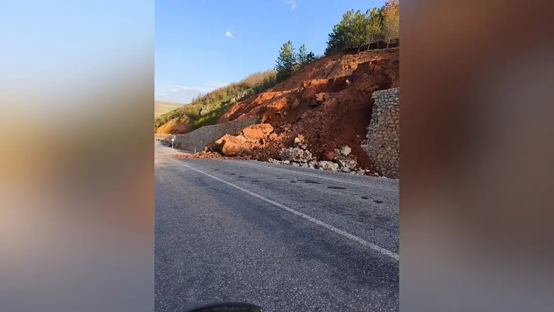 Flaş! Özvatan'da heyelan. Yol trafiğe kapatıldı