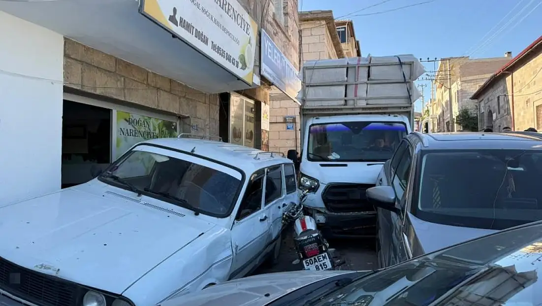 Kontrolden çıkan kamyonet park halindeki araçlara çarptı