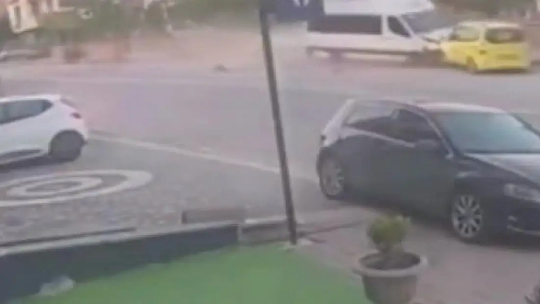 Freni patladı! Minibüs taksiyi metrelerce sürükledi
