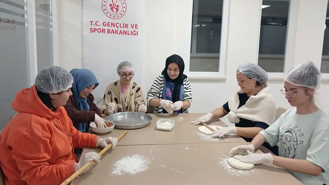 Gençler 'Ninemin Tarifleri'yle Kayseri'nin meşhur yemeğini yaptılar