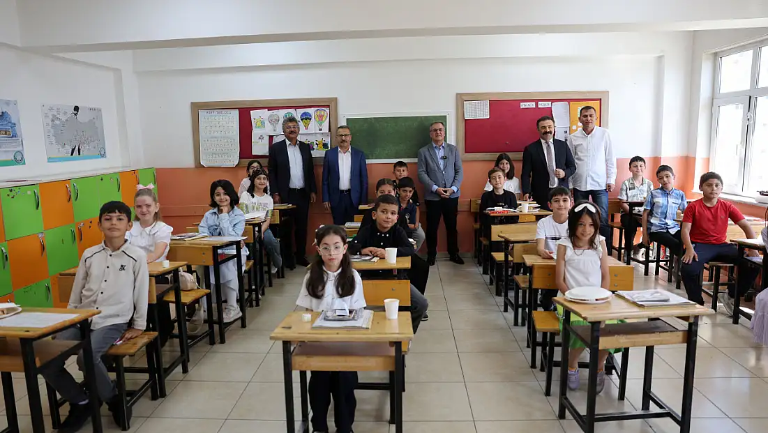 Hacılar’da karne coşkusu sınıflara taşındı
